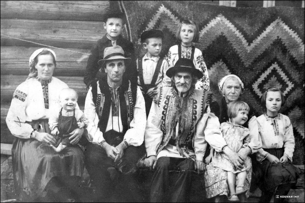 Родина Грималюків з села Річка.Прислав Роман Хромейчук.